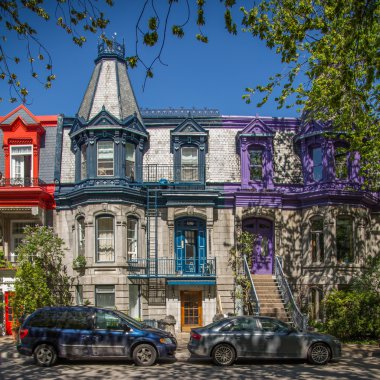 MONTREAL CANADA - 17 Mayıs 2015: Montreal 'deki Saint-Louis Meydanı' ndaki renkli binaların dışı