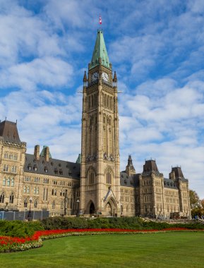 Ottawa, Kanada - 12 Ekim 2014: mesafe Ottawa Parlamento evleri. İnsanlar dışarıda görülebilir
