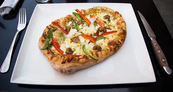 Sluiten Bij Een Verse Pizza Een Restaurant Met Gehaktballen Rode — Stockfoto