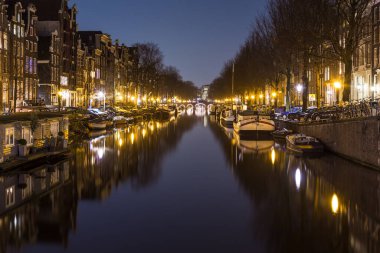 Geceleri Amsterdam 'daki Brouwersgracht Kanalı' nın manzarası.