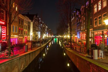 AMSTERDAM, NETHERLANDS - 17 Şubat 2016: Amsterdam 'da De Wallen Bölgesi Oudezijds Achterburgwal Kanalı boyunca bir manzara.
