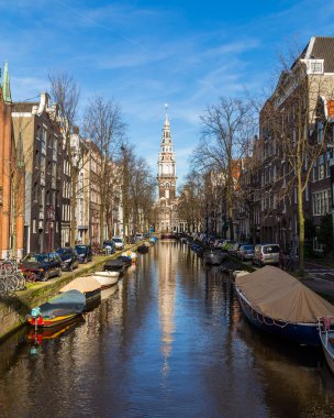 Gece Zuiderkerk kilisede doğru Groenbuigwal kanal boyunca bir görünüm. Araba, tekne ve Binalar görülebilir.