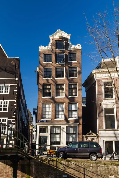 Lange smalle gebouwen in Amsterdam — Stockfoto