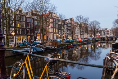 Bisiklet, binalar ve teknelerle Amsterdam şafak