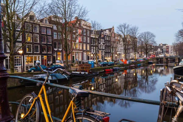 Biciclette, edifici e barche ad Amsterdam all'alba — Foto Stock