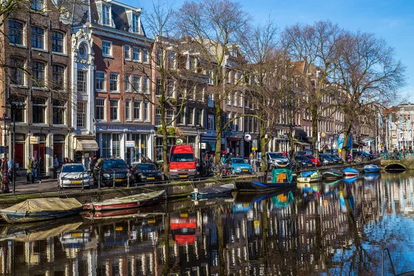 Bikes, buildings and boats in Amsterdam — Stock Photo, Image