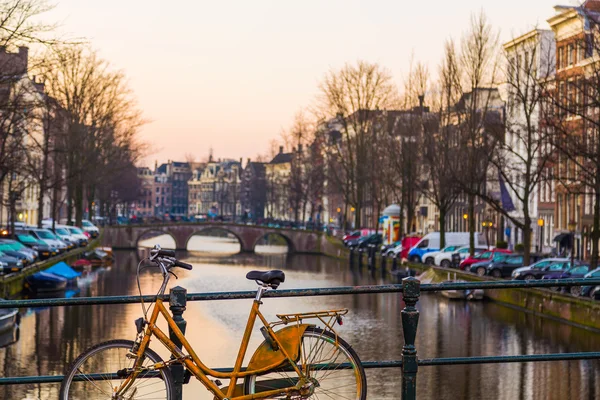 Fahrräder, Gebäude und Boote in Amsterdam im Morgengrauen — Stockfoto