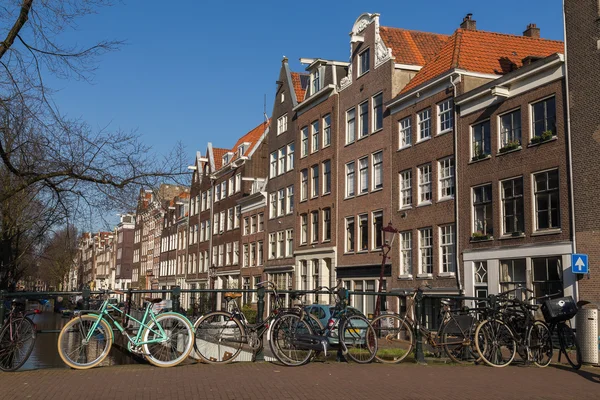 Binalar ve Amsterdam'da Bisiklet — Stok fotoğraf