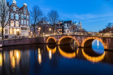 Köprüler, Leidsegracht ve Keizersgracht kanalları intersectio