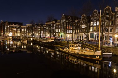 Amsterdam'da Waalseilandgracht kanal boyunca geceleri görüntülemek