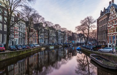 Bisiklet ve Amsterdam binalarda