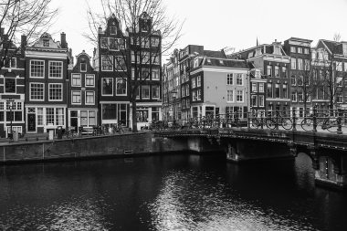 Köprü ve Amsterdam binalarda