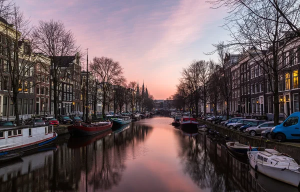 Fahrräder und gebäude in amsterdam — Stockfoto