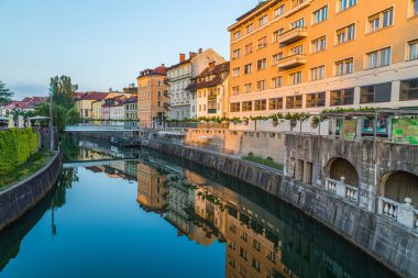 Ljubljana Nehri boyunca binalar