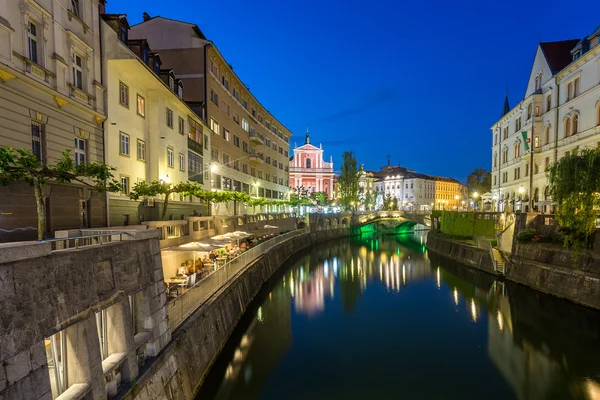 Canal de Liubliana hacia la Iglesia Franciscana de la Anunciación — Foto de Stock