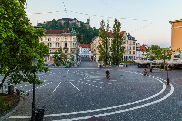 Stadsplein, Ljubljana-kasteel en Triple bruggen in Ljubljana — Stockfoto