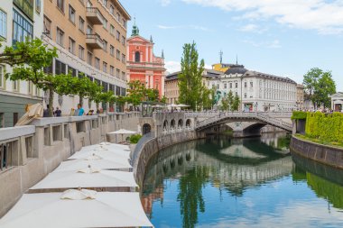 Fransisken Kilisesi doğru Ljubljana kanal boyunca görüntülemek 