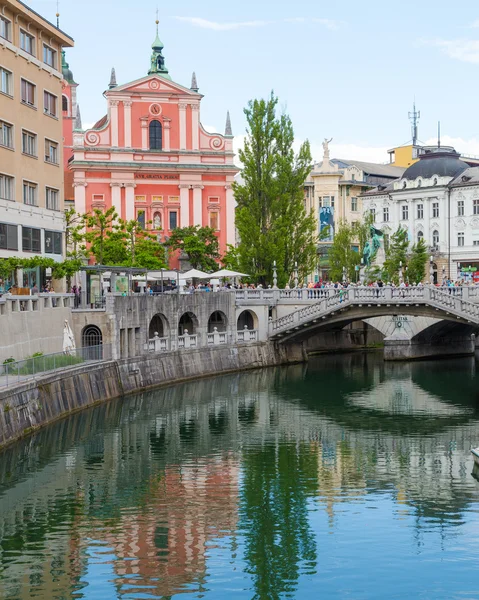 Vue le long du canal de Ljubljana vers l'église franciscaine de — Photo