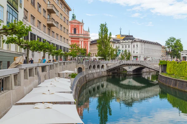 Vue le long du canal de Ljubljana vers l'église franciscaine de — Photo