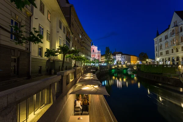 Canal de Ljubljana vers l'église franciscaine de l'Annunciatio — Photo