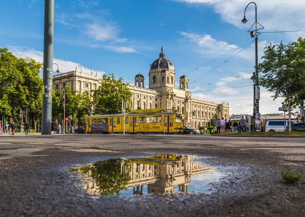 KH muzeum a žlutý kruh tramvaje ve Vídni — Stock fotografie