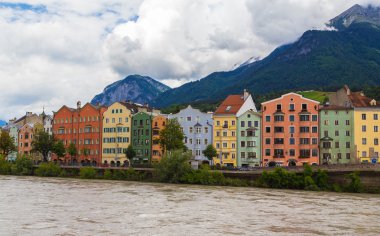 INNSBRUCK, AUSTRIA - 18 HAZİRAN 2016: Innsbruck 'taki nehir kenarı boyunca gün boyunca renkli binalar