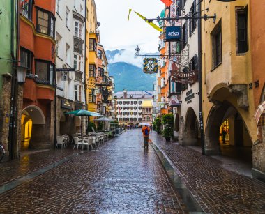 INNSBRUCK, AUSTRIA - 18 HAZİRAN 2016: Herzog Friedrich Caddesi boyunca Golden Roof binasına doğru bir manzara. İnsanlar görülebilir..
