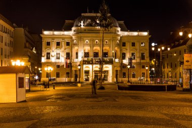 BRATISLAVA, SLOVAKIA - 29 Nisan 2016: Slovak Ulusal Tiyatrosu 'nun dışındaki tarihi bina. İnsanlar görülebilir..