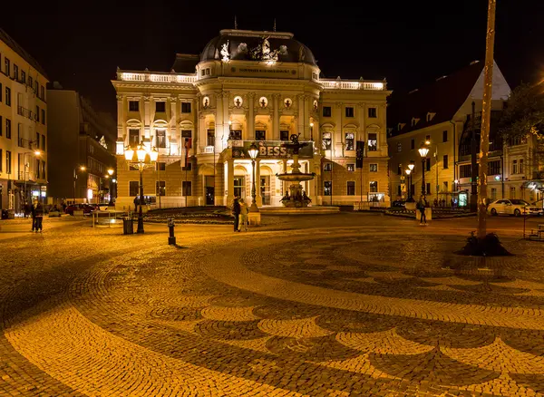 BRATISLAVA, SLOVAKIA - 29 Nisan 2016: Slovak Ulusal Tiyatrosu 'nun dışındaki tarihi bina. İnsanlar görülebilir..