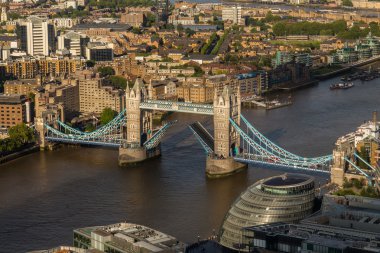 LONDON, İngiltere - 5 Temmuz 2016: Köprü yükselirken, gemilerin geçmesine olanak sağlamak için Tower Bridge 'e doğru bir manzara.