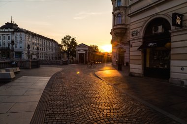 LJUBLJANA, SLOVENIA - 27 Mayıs 2016: Sabah Ljubljana sokaklarında bir manzara. Bir bisikletçi görülebilir..