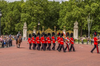 LONDON, İngiltere - 28 Haziran 2016: Buckingham Sarayı 'ndaki Muhafız Değişikliği Performansında Askerler.