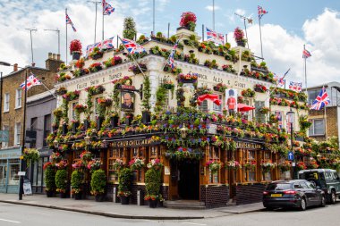 LONDON, İngiltere - 28 Haziran 2016: Churchill Arms 'ın Londra' daki dış görünüşü. Dış yüzeyde büyük miktarlarda çiçek ve İngiltere süslemeleri görülebilir..