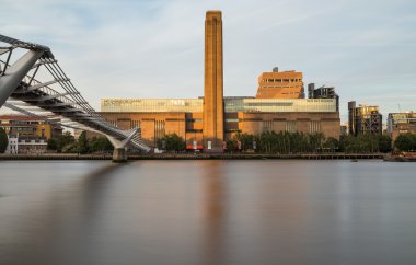 Londra, İngiltere - 6 Temmuz 2016: Sabah Thames Nehri 'nden Tate Modern' e doğru bir manzara. Milenyum Köprüsü 'nün bir kısmı görülebilir.