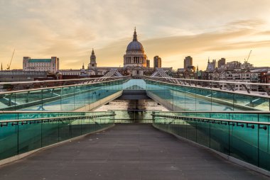 LONDON, İngiltere - 6 HAZİRAN 2016: St Pauls Katedrali ve Milenyum Köprüsü manzarası.