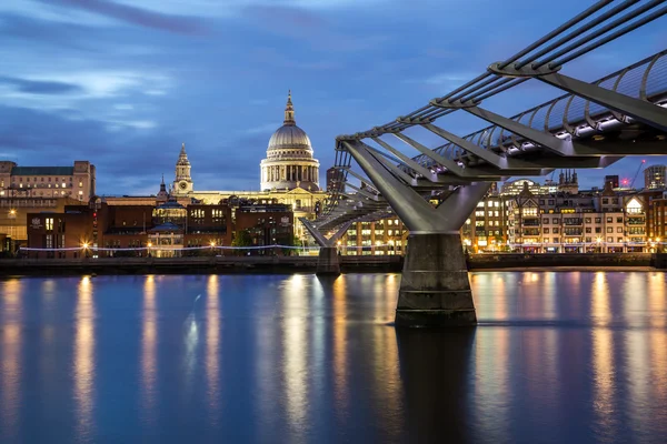 Londen Juni 2016 Pauls Cathedral Millenium Bridge Nachts — Stockfoto