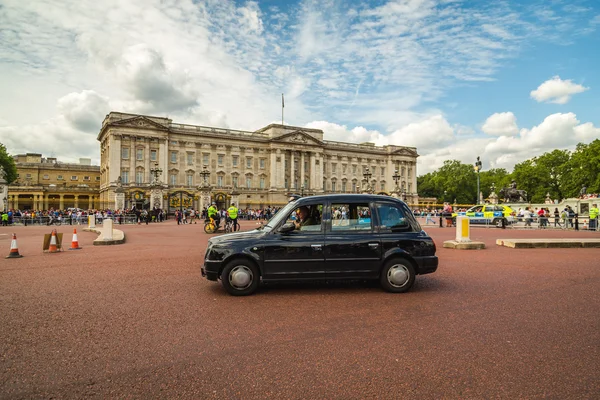 London Storbritannien Juni 2016 Svart Taxi Går Förbi Buckingham Palace — Stockfoto