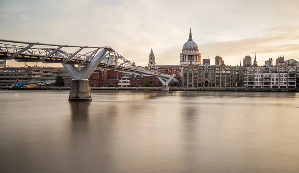 Pauls Katedrali Milenyum Köprüsü Sabah Thames Nehri Nin Karşısından — Stok fotoğraf