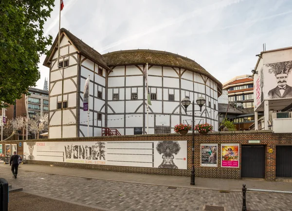 London 6Th July 2016 View Shakespeares Globe Theatre Morning Person — Stock Photo, Image