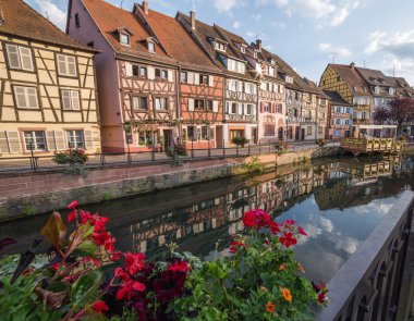 Colmar, Fransa'da Renkli Ahşap Çerçeveli Binalar