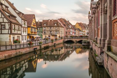 Colmar, Fransa'da Renkli Ahşap Çerçeveli Binalar