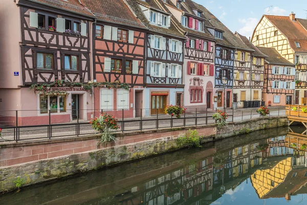 Edificios enmarcados en madera de colores en Colmar, Francia — Foto de Stock