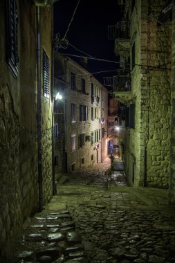 Eski kasaba Kotor sokaklarında geceleri