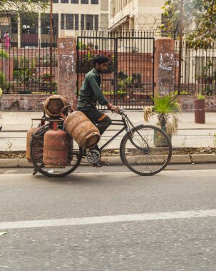Delhi gaz kutu taşıyan adam