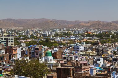 Binalar ve Udaipur tepelerde Machla