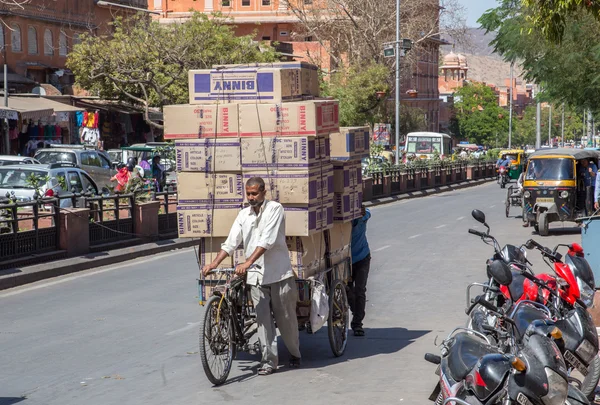 Persone che trasportano merci a Jaipur — Foto Stock