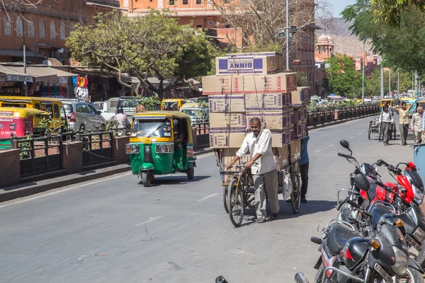 Persone che trasportano scatole di merci su un carro nel centro di Jaipu — Foto Stock