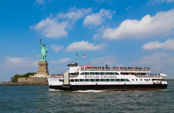 Standbeeld cruises en Vrijheidsbeeld — Stockfoto