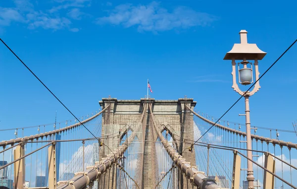 在纽约的布鲁克林大桥拱 — 图库照片