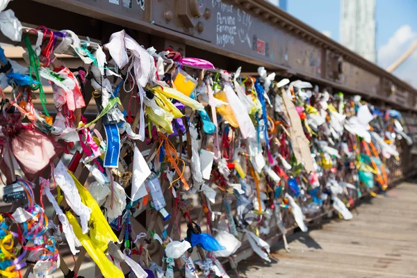 Objetos unidos al puente de Brooklyn — Foto de Stock